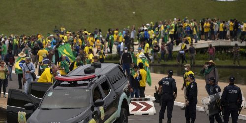 Imagem referente a Moraes liberta mais 130 pessoas presas por atos golpistas de janeiro