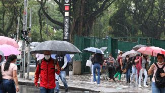 Chuva em São Paulo causa alagamento e coloca parte da cidade em alerta