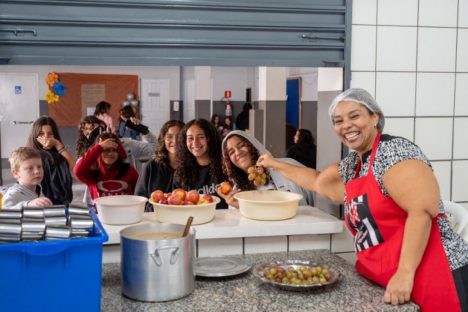 Imagem referente a Merendeira venezuelana faz sucesso no comando da cozinha de escola da rede estadual