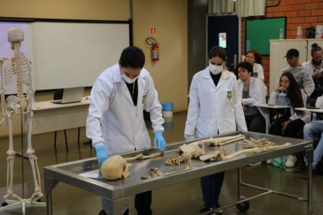 Peritos da Polícia Científica apresentam antropologia forense para alunos da Unila