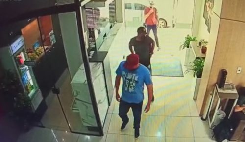 Câmeras de segurança registram bandidos assaltando hotel em Cascavel