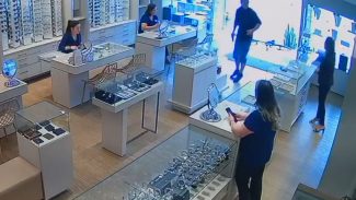 Vídeo mostra ladrão entrando em relojoaria armado e rendendo funcionárias