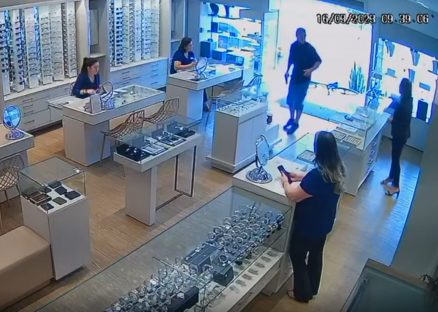 Vídeo mostra ladrão entrando em relojoaria armado e rendendo funcionárias