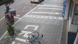 Homem que realizou assalto em relojoaria chegou de bicicleta e roubou moto de entregador na saída
