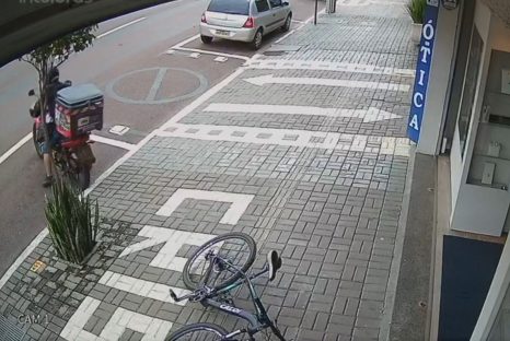 Homem que realizou assalto em relojoaria chegou de bicicleta e roubou moto de entregador na saída