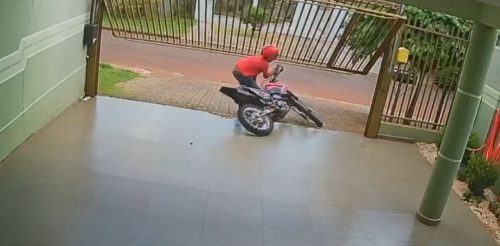 Imagens mostram homem forçando portão e furtando motocicleta no Alto Alegre