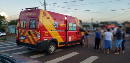 Motociclista fica inconsciente em acidente com caminhão na Avenida Gralha Azul, no Guarujá