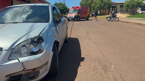 Forte colisão entre carro e moto deixa mulher ferida no Esmeralda