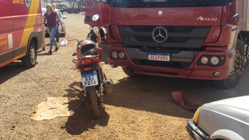 Motociclista fica ferido após bater de frente com caminhão às margens da BR-277 Motociclista fica ferido após bater de frente com caminhão às margens da BR-277
