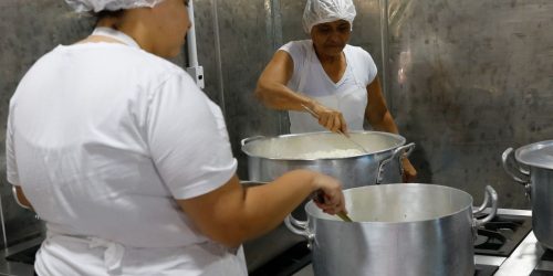 Iniciativa de entrega de marmitas é transformada em cozinha escola
