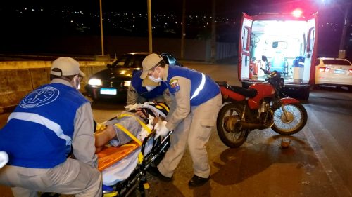 Motociclista fica ferido ao sofrer queda em cima do viaduto da Jacarezinho