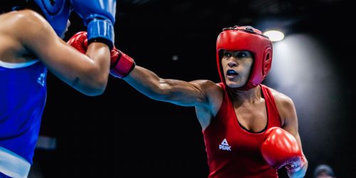 Bárbara Santos vence na estreia e vai às quartas do Mundial de Boxe