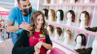 ONG em São Paulo doa perucas para pacientes com câncer