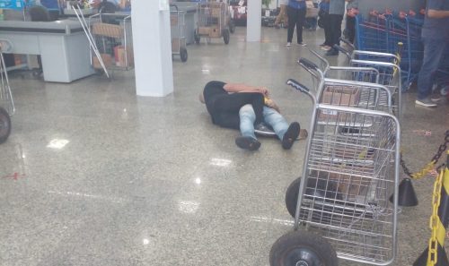 Homem é detido após quebrar objetos dentro de supermercado no Presidente