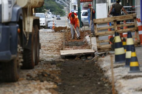 Adrianópolis recebe R$ 7,6 milhões para obras pavimentação urbana