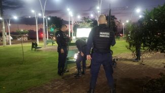 Agentes da GM realizam abordagens de rotina na Praça da Bíblia