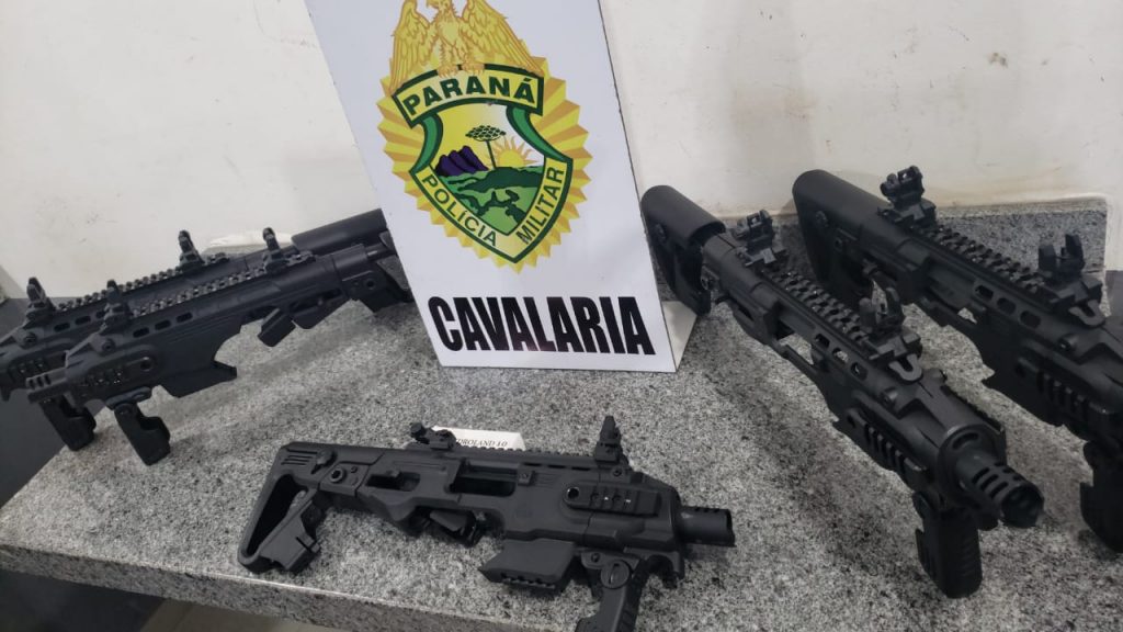 Cavalaria apreende cinco plataformas Kit Roni em ônibus de compristas Cavalaria apreende cinco plataformas Kit Roni em ônibus de compristas