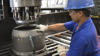 Faturamento da indústria de máquinas e equipamentos cai em fevereiro