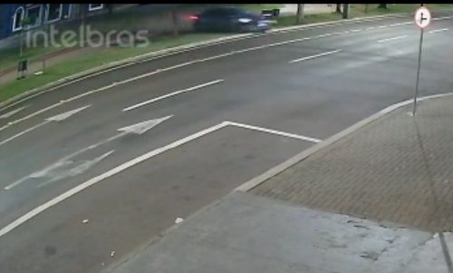 Vídeo mostra carro saltando sobre canteiro central na Avenida Brasil