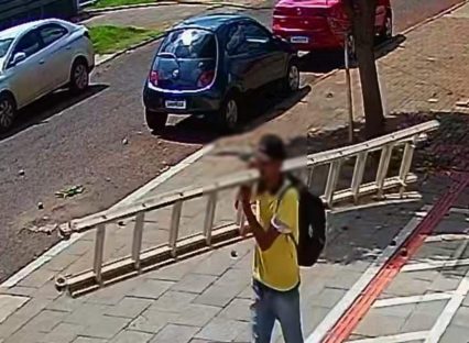 Imagens mostram homem furtando escada de residência no Santo Onofre