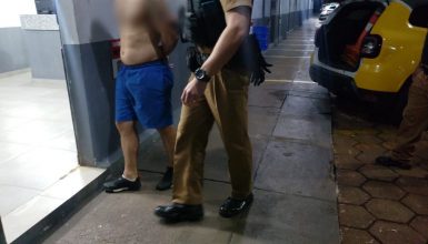Vizinhos denunciam e homem vai preso acusado de bater na companheira, no bairro Universitário