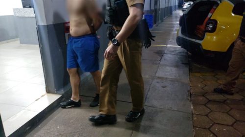 Vizinhos denunciam e homem vai preso acusado de bater na companheira, no bairro Universitário