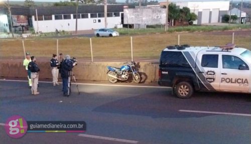 Jovem morre após bater moto contra mureta na BR-277 Jovem morre após bater moto contra mureta na BR-277
