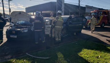 Forte colisão de trânsito envolve três veículos na Avenida Brasil