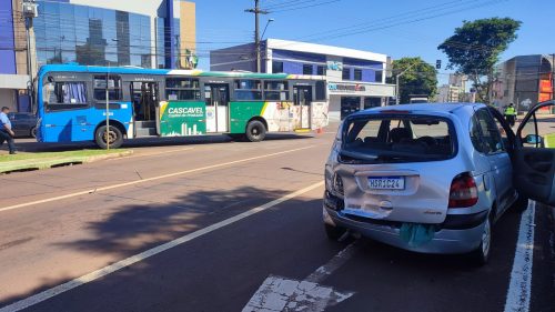 Renault Scénic faz conversão à esquerda na Avenida Brasil e é atingida por ônibus