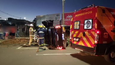 Sextou! Hilux tomba após acidente com Polo na Rua São Paulo esquina com Uruguai