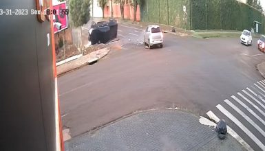 Câmera de segurança registra tombamento de caminhonete em acidente no Centro