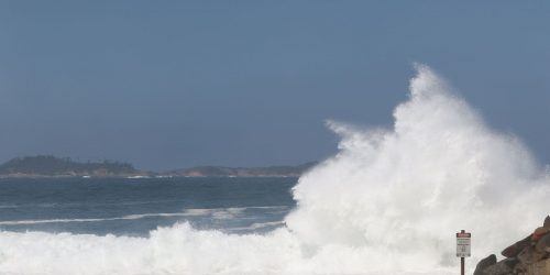 Imagem referente a Alerta de ressaca nas praias do RJ tem previsão de ondas de 3 metros