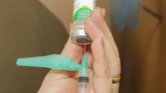 Saúde reforça que vacinas contra a gripe e Covid-19 podem ser tomadas no mesmo dia e local