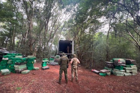 Imagem referente a Polícias Militar e Federal apreendem mais de cinco toneladas de maconha no Oeste