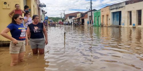 Rompimento de barragem provoca inundações e alagamento no Ceará