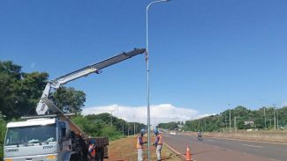 Obras avançam e BR-277 começa a receber novos postes de iluminação em Foz do Iguaçu