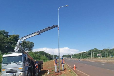 Imagem referente a Obras avançam e BR-277 começa a receber novos postes de iluminação em Foz do Iguaçu