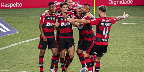 Imagem referente a Flamengo espanta má fase e vence Coritiba na estreia do Brasileirão