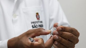 São Paulo vacina pessoas em situação de rua contra gripe e covid-19