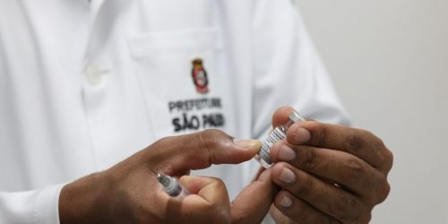 Imagem referente a São Paulo vacina pessoas em situação de rua contra gripe e covid-19