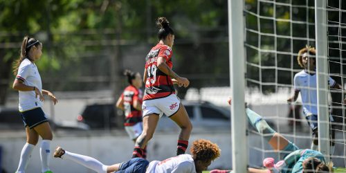 Imagem referente a Flamengo vence Bahia e assume liderança do Brasileiro Feminino