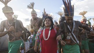 Indígenas chegam em Brasília para o Acampamento Terra Livre