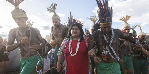 Imagem referente a Indígenas chegam em Brasília para o Acampamento Terra Livre