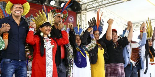 Imagem referente a Jovens indígenas resistem a tentativas de apagar a sua cultura