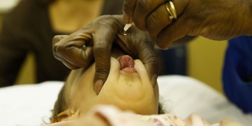 Imagem referente a Após caso de pólio no Peru, Acre e Amazonas anteciparão vacinação