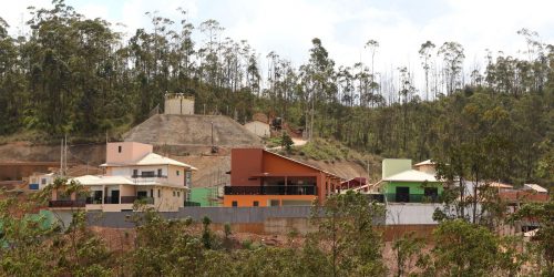 Imagem referente a Tragédia em Mariana: 4 famílias recebem chaves de casas reconstruídas 