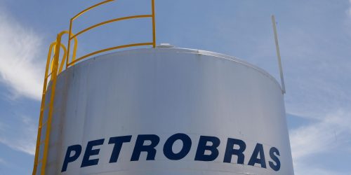 Imagem referente a Petrobras reduz preço do diesel para distribuidoras