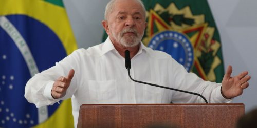 Imagem referente a Lula anuncia política de reajuste do salário mínimo e isenção de IR