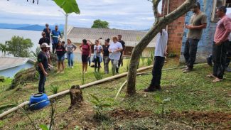 Portos do Paraná ensina comunidade da ilha de Eufrasina a instalar sistema de esgoto