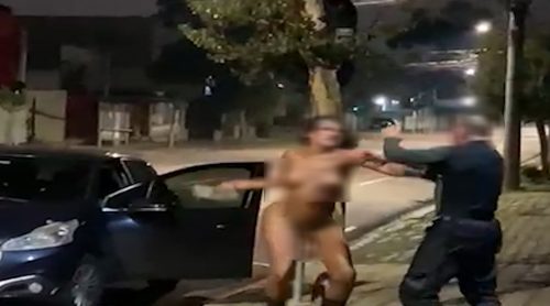 Imagem referente a Vídeo mostra briga entre travesti e homem no meio da rua